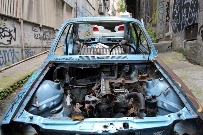 उन्होंने अभिनेत्री theükrü Yıldız की कार के टुकड़े को तोड़ दिया