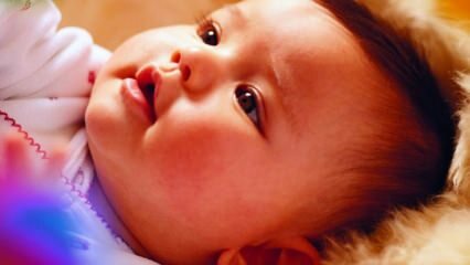 शिशुओं की आंखों का रंग कब स्पष्ट हो जाता है?