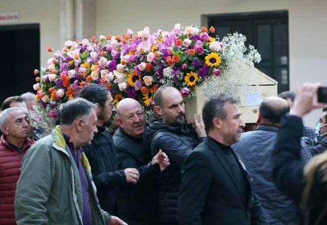 Şükrü Gençoğlu के ताबूत को फूलों से सजाया गया था