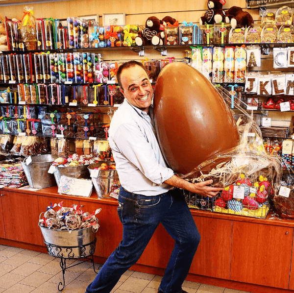 जॉन कपोस ने एक स्नैपचैट बनाया, जो एक बड़े चॉकलेट ईस्टर अंडे से प्रेरित था।