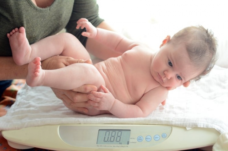 शिशुओं की ऊंचाई और वजन कैसे मापें
