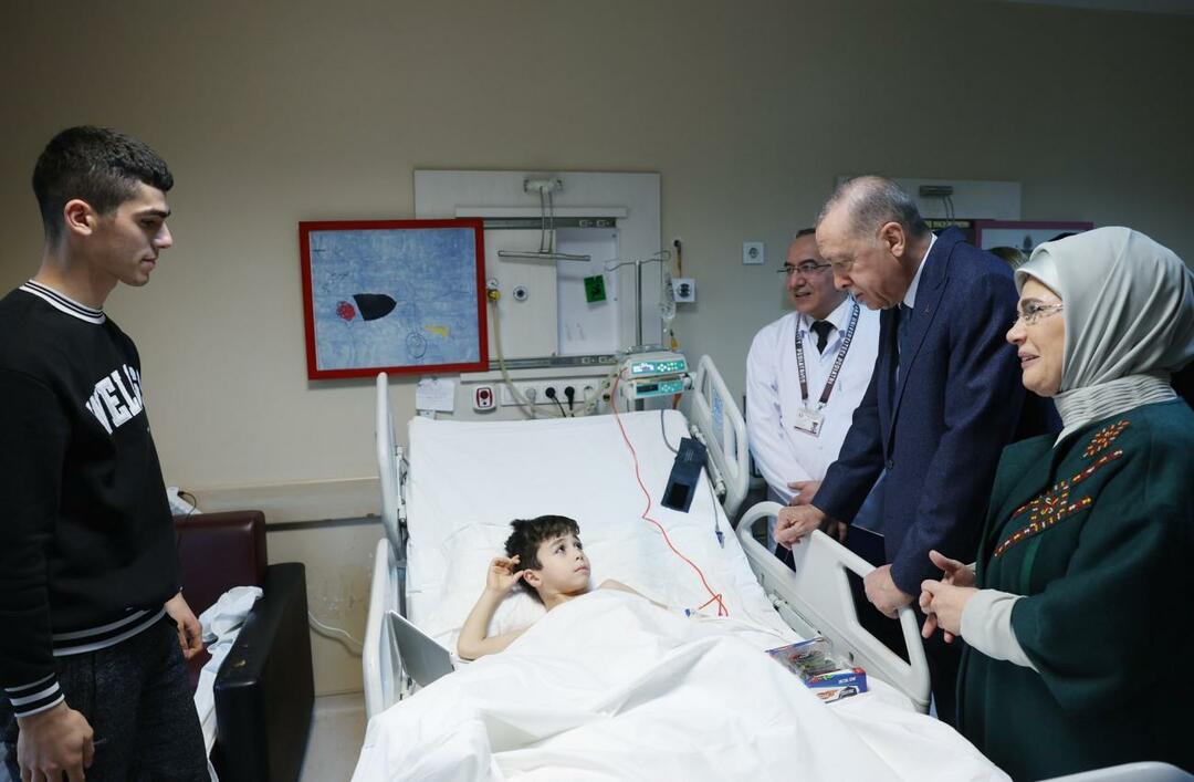 राष्ट्रपति एर्दोआन और उनकी पत्नी एमिने एर्दोगन ने आपदा के बच्चों से मुलाकात की