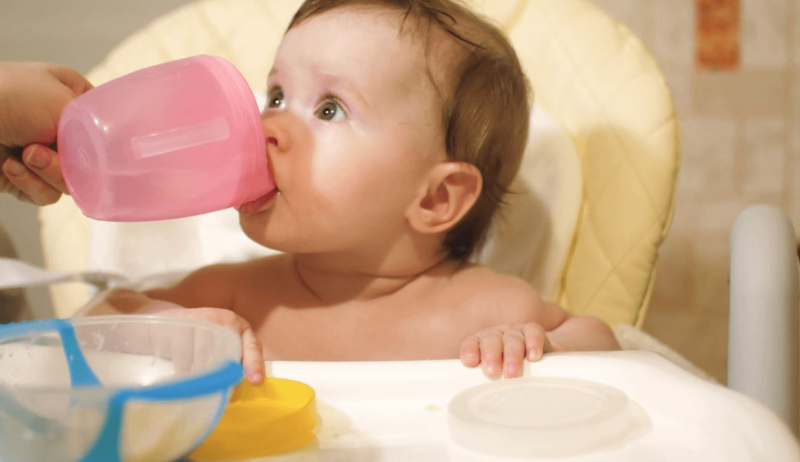 शिशुओं को कितना पानी दिया जाना चाहिए?