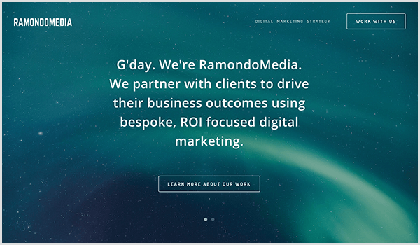RamandoMedia वेबसाइट में सितारों और प्रकाश की लकीरों के साथ एक गहरे नीले रंग की पृष्ठभूमि है। चित्र के ऊपर, सफेद पाठ और एक बटन दिखाई देता है। पाठ G'day कहते हैं। हम रामोंडमीडिया हैं। हम ग्राहकों के साथ साझेदार करते हैं कि वे bespoke, ROI- केंद्रित डिजिटल मार्केटिंग का उपयोग करके अपने व्यवसाय के परिणामों को चलाएं। बटन टेक्स्ट कहता है कि हमारे काम के बारे में और जानें। 