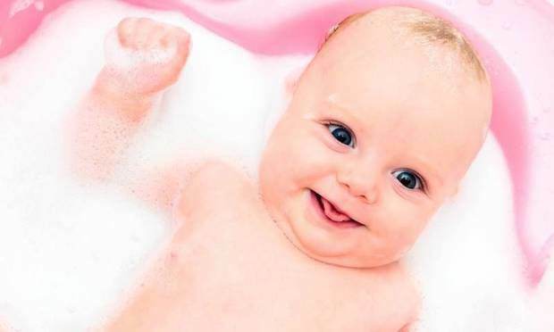 यदि आपका बच्चा स्नान करते समय पानी निगल जाता है।