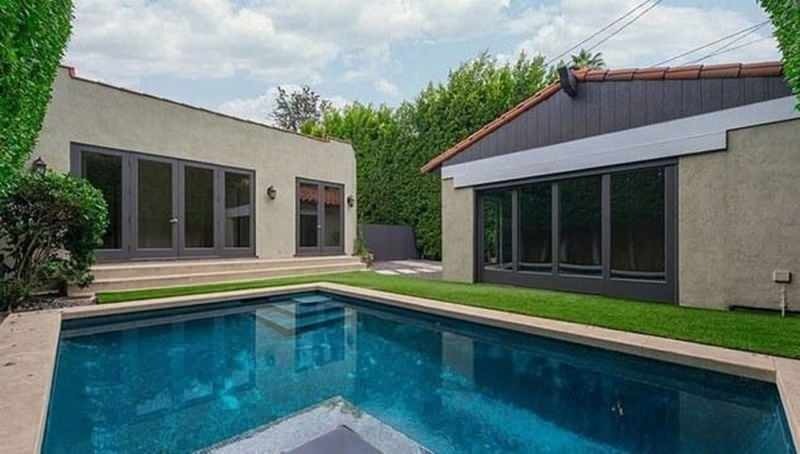 चार्लीज़ थेरॉन अपने बंगले के घर को $ 1.8 मिलियन में बिक्री के लिए रखती है!