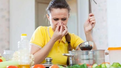रसोई में खराब गंध कैसे गुजरती हैं? 