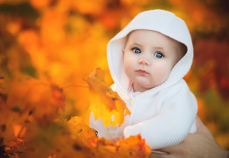 शरद ऋतु के मौसम में शिशुओं को कैसे कपड़े पहनने चाहिए?