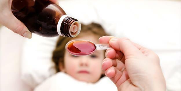 अपने बच्चों को दवा देते समय डॉक्टर द्वारा सुझाई गई खुराक देने में सावधानी बरतें।