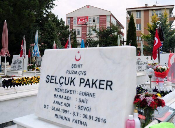 शहीद सेल्कुक पकर की माँ अपने बेटे की कब्र से बाहर चली गई!