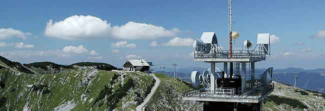 ऑस्ट्रिया में एक पहाड़ पर रेडियो टॉवर