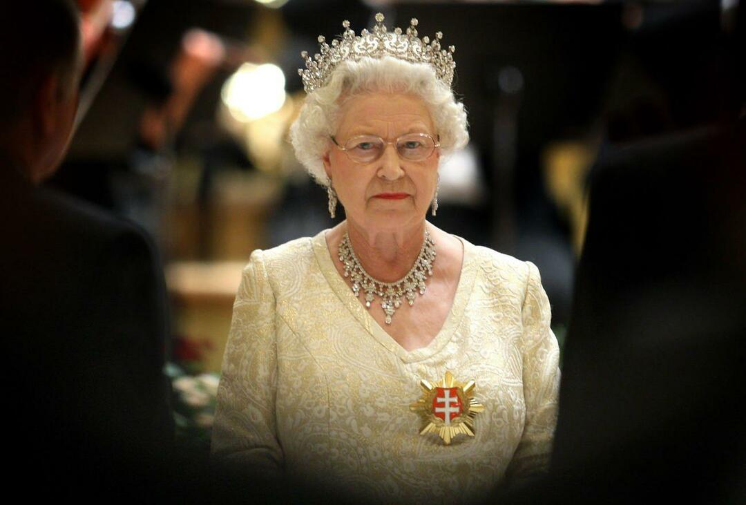 इंग्लैंड की रानी द्वितीय। एलिज़ाबेथ