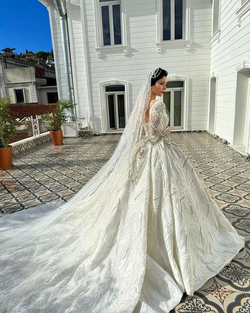 मर्व बोलुगुर की शादी की पोशाक