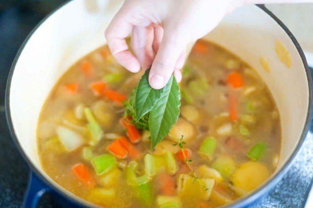 आप सर्दियों की सब्जी के सूप में पुदीना मिला सकते हैं