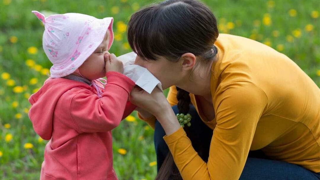 बच्चों में मौसमी एलर्जी और सर्दी के बीच क्या अंतर है?