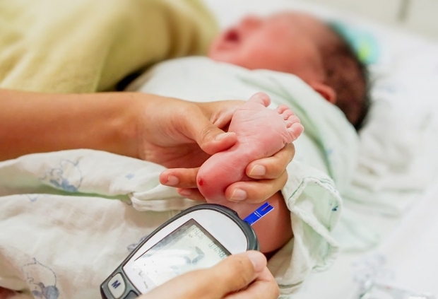 शिशुओं में हील रक्त परीक्षण कैसे किया जाता है?