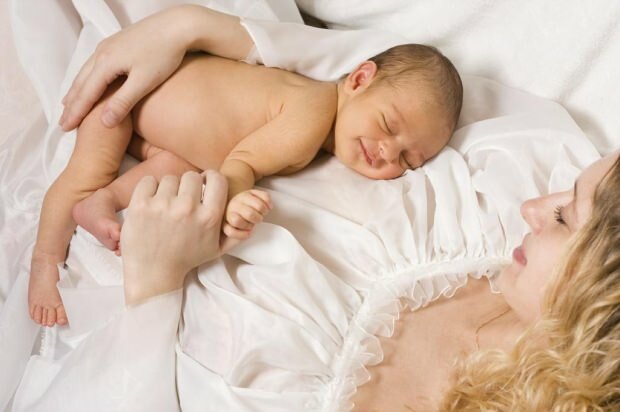 प्रति दिन एक नवजात शिशु को कितना स्तनपान कराना चाहिए?