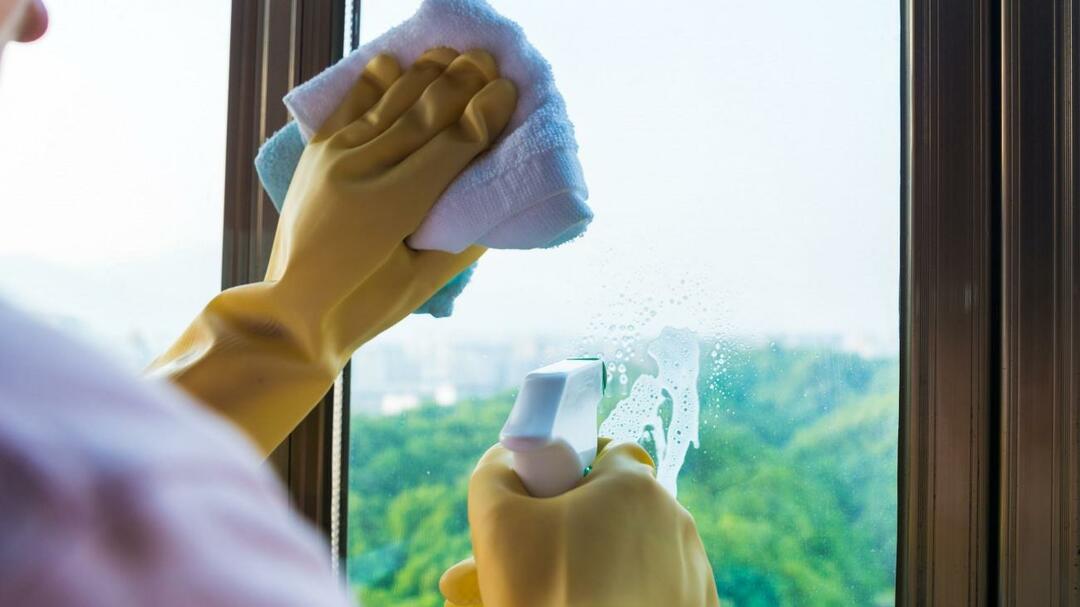 खिड़कियां कैसे साफ की जाती हैं? एक ऐसा मिश्रण जो कांच को पोंछने पर दाग नहीं छोड़ता! खिड़कियों को बारिश के पानी को रोकने के लिए
