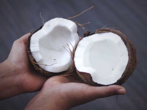 त्वचा और चेहरे पर नारियल तेल के क्या फायदे हैं? इसका उपयोग कैसे करें