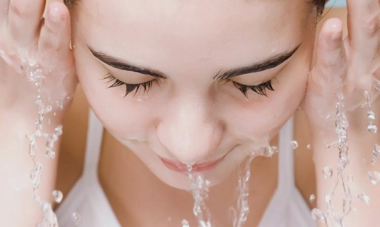 त्वचा को सही तरीके से साफ करने के लिए: अपनी त्वचा की गहराई से सफाई करें
