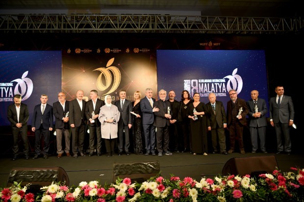 Şener Ş को Cem Yılmaz के हाथ से 'सम्मान पुरस्कार' मिला