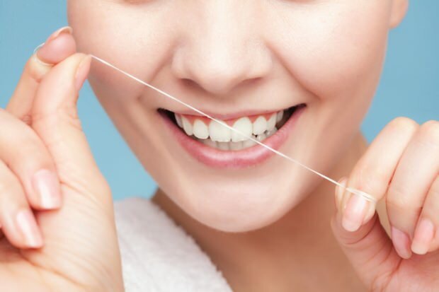 दांतों के बीच के अवशेषों को हटाने के लिए डेंटल फ्लॉस का उपयोग करने की सिफारिश की जाती है।