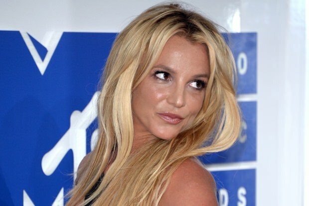 ब्रिटनी स्पीयर्स ने पत्रकारों पर गोलियां चलाईं! "मैं कल से अलग नहीं दिखता!"