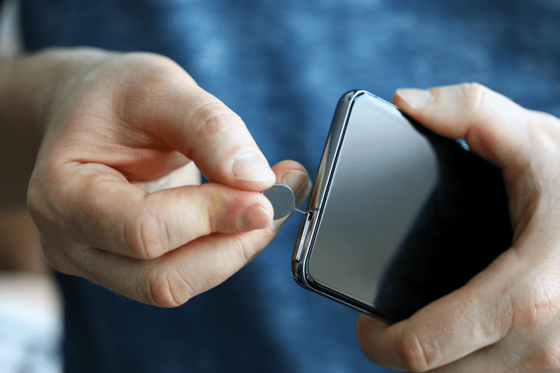 Android स्मार्टफ़ोन पर सिम कार्ड निकालना
