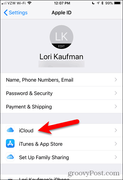 IOS में सेटिंग्स ऐप में iCloud पर टैप करें