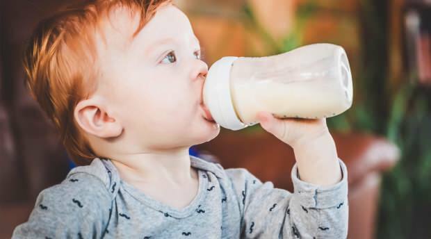 दूध एलर्जी क्या है? शिशुओं में दूध एलर्जी कब गुजरती है? गाय का दूध एलर्जी ...