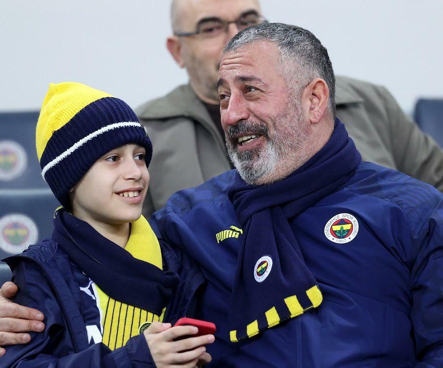 Cem Yılmaz ने अपने बेटे के साथ Fenerbahçe-Galatasaray मैच देखा
