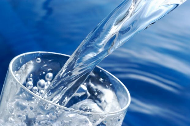 क्या पानी पीने से वजन बढ़ता है? वजन कम करने के लिए प्रति दिन कितने लीटर पानी पीना चाहिए? अगर आप रात को पानी पीते हैं ...