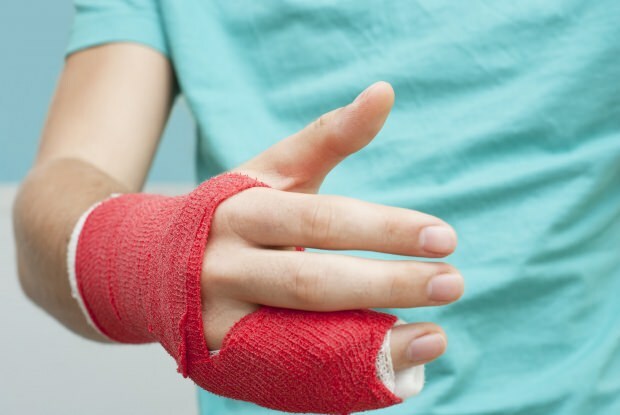 उंगली टूटने का कारण क्या है? उंगली टूटने के लक्षण क्या हैं?