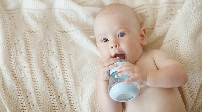 क्या शिशुओं को पानी दिया जाना चाहिए?