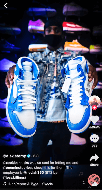 tiktop द्वारा @ alex.stemp को नीले और सफेद रंग में अपना टेनिस जूता उत्पाद दिखाते हुए