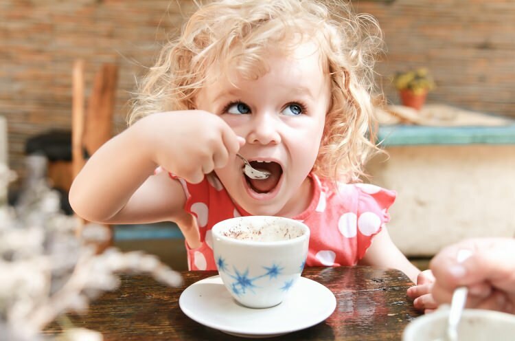 क्या बच्चे कॉफी पी सकते हैं? क्या यह हानिकारक है?