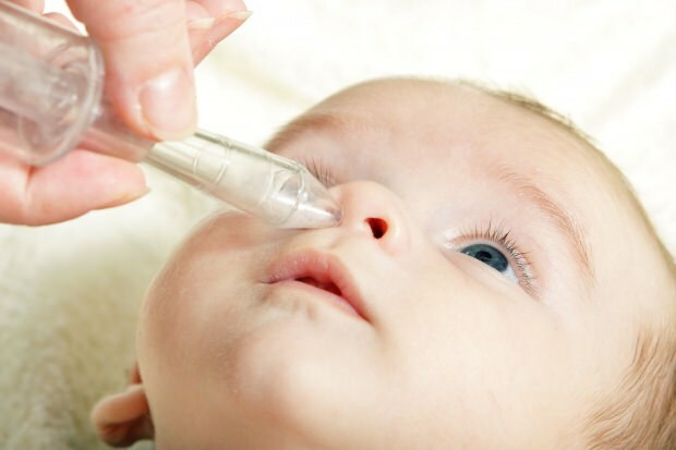 शिशुओं में बहती नाक के लिए प्राकृतिक समाधान