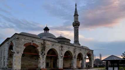 मुरादिये मस्जिद कहाँ और कैसे जाएँ? तुर्की टाइल कला के निशान को प्रभावित करने वाली एक उत्कृष्ट कृति