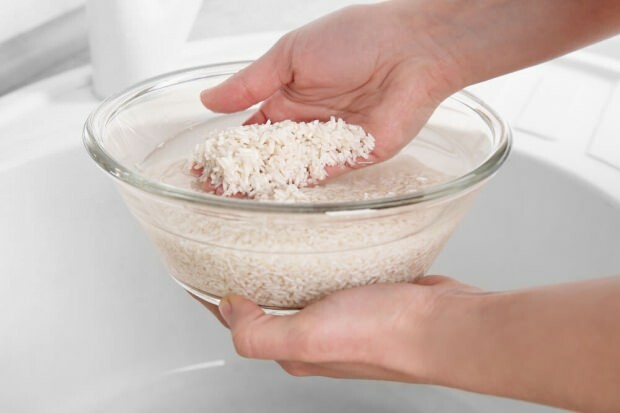 चावल के पानी के क्या फायदे हैं? क्या चावल पानी को कमजोर करता है?