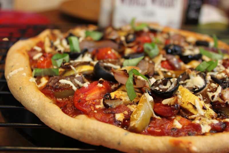 सबसे आसान वेजी पिज़्ज़ा रेसिपी! घर पर कैसे बनाएं वेजी पिज्जा?