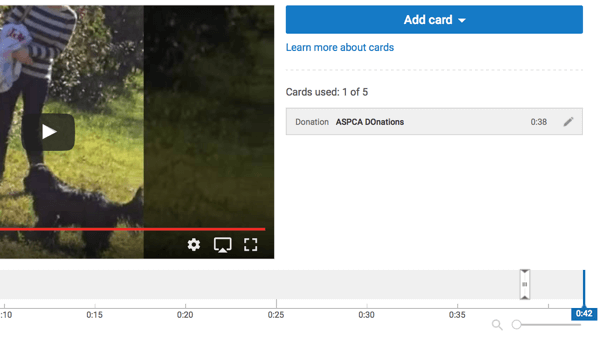 YouTube कार्ड के आइकन को समय मार्कर पर उस स्थान पर खींचें जब आप इसे प्रदर्शित करना चाहते हैं।