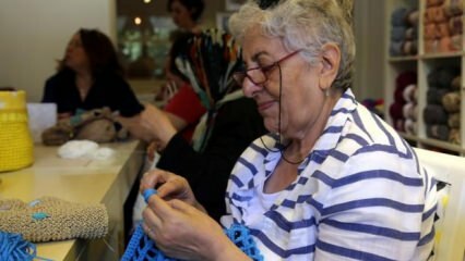 सेवानिवृत्त महिलाओं ने गति बनाए रखने के लिए फैशन बुनना