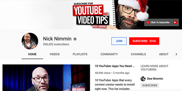 यह निक निमिन के यूट्यूब चैनल का एक स्क्रीनशॉट है। शीर्ष पर, कवर फोटो निक को सांता टोपी में दिखाता है। वह सर्पिल-बाउंड नोटबुक की एक छवि के पीछे से बाहर झांक रहा है। नोटबुक पृष्ठ पर पाठ कहता है "YouTube और वीडियो युक्तियों के लिए सदस्यता लें"। 306,502 ग्राहकों के रूप में उनका चैनल।