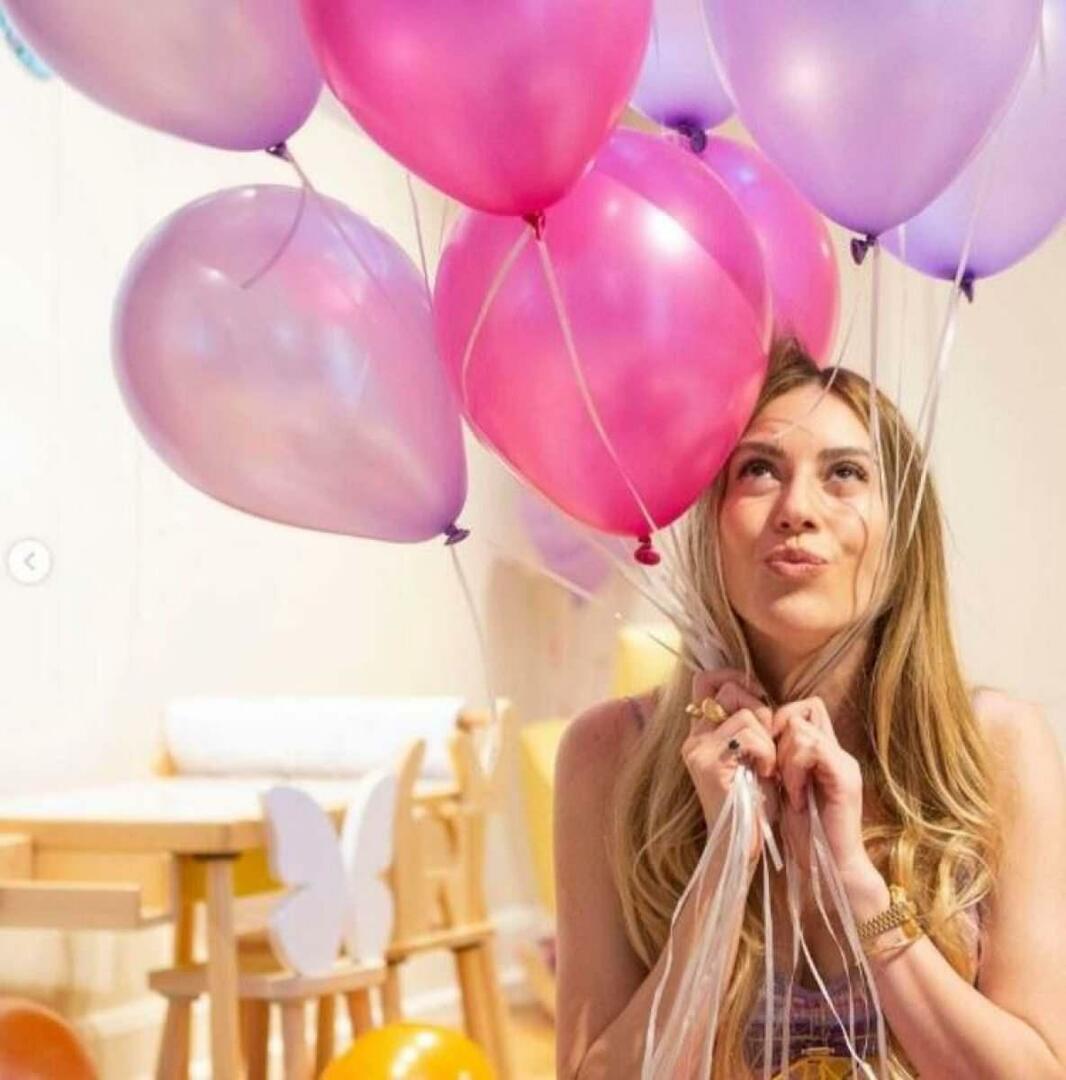 सिनम कोबाल ने गुब्बारों में पोज दिया