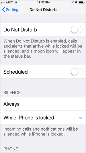 यह iOS Do Not Disturb सेटिंग्स का स्क्रीनशॉट है। पहला विकल्प है डू नॉट डिस्टर्ब को चालू या बंद करना। इस स्क्रीनशॉट में, सेटिंग बंद है। सेटिंग के नीचे टेक्स्ट है “जब डू नॉट डिस्टर्ब सक्षम है, कॉल और अलर्ट जो लॉक होते समय आते हैं चुप, और एक चंद्रमा आइकन स्थिति पट्टी में दिखाई देगा। " इस विकल्प के नीचे अनुसूचित विकल्प है, जिसे टॉगल किया जाता है बंद। फिर साइलेंस के दो विकल्प दिखाई देते हैं: ऑलवेज या जबकि आईफोन इज़ लॉक। इस स्क्रीनशॉट में, जबकि iPhone लॉक किया हुआ है और निम्नलिखित पाठ दिखाई देता है “इनकमिंग कॉल और नोटिफिकेशन होंगे iPhone बंद होने पर चुप हो गया। ” टॉड बर्गिन ने इंस्टाग्राम पर स्ट्रीमिंग के दौरान डू नॉट डिस्टर्ब और हमेशा मौन संदेशों को चालू किया लिव विडियो।