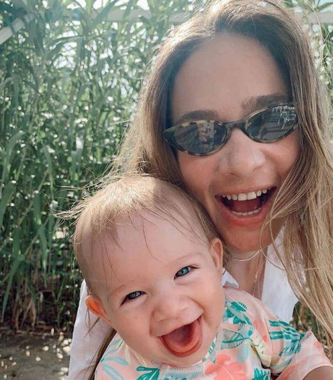 अभिनेत्री मुज बोज ने अपनी बेटी को एक मुस्कान के साथ साझा किया