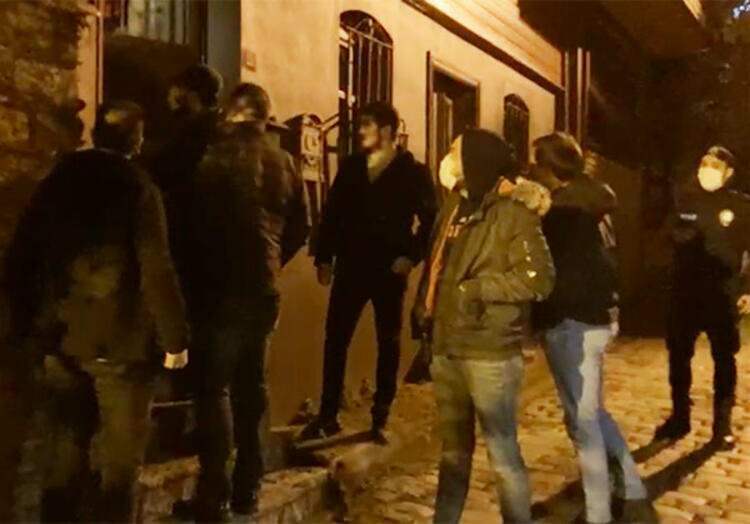 पुलिस ने Özge aidzpice के घर पर छापा मारा