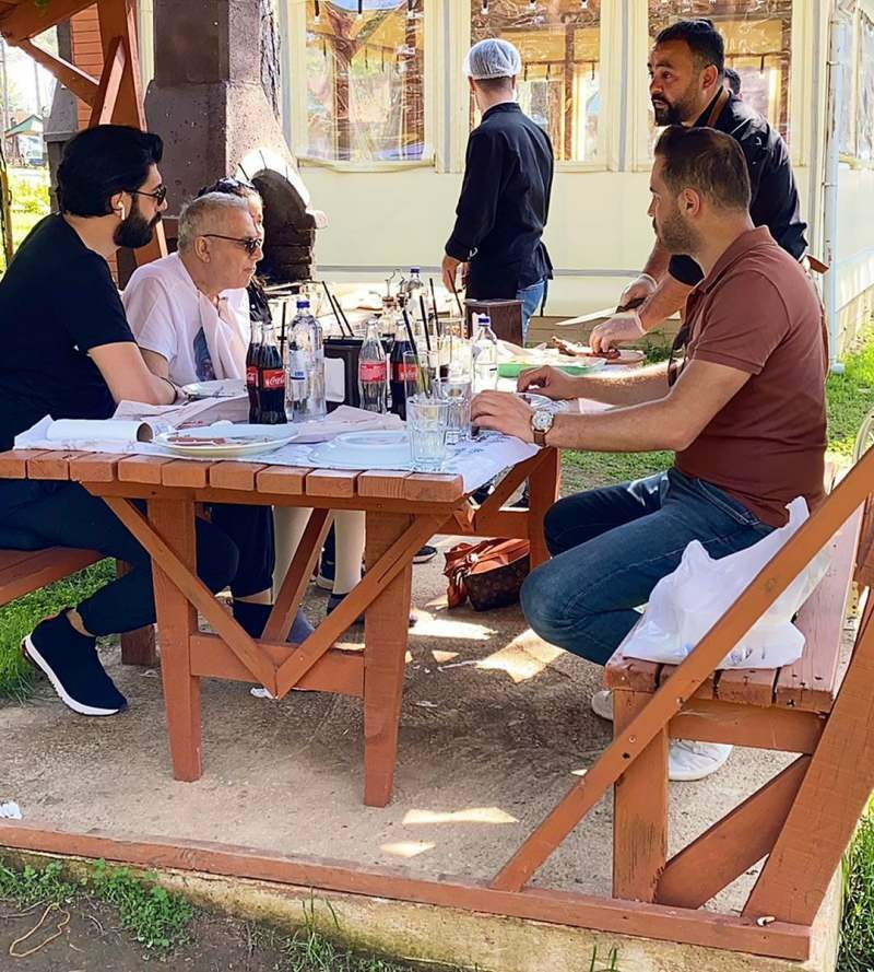 भोजन करते समय mehmet ali erbil और burak memişoğlu 