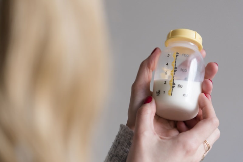 दर्द रहित स्तन दूध को कैसे व्यक्त और संग्रहित करें? हाथ और बिजली पंप दूध देने की विधि