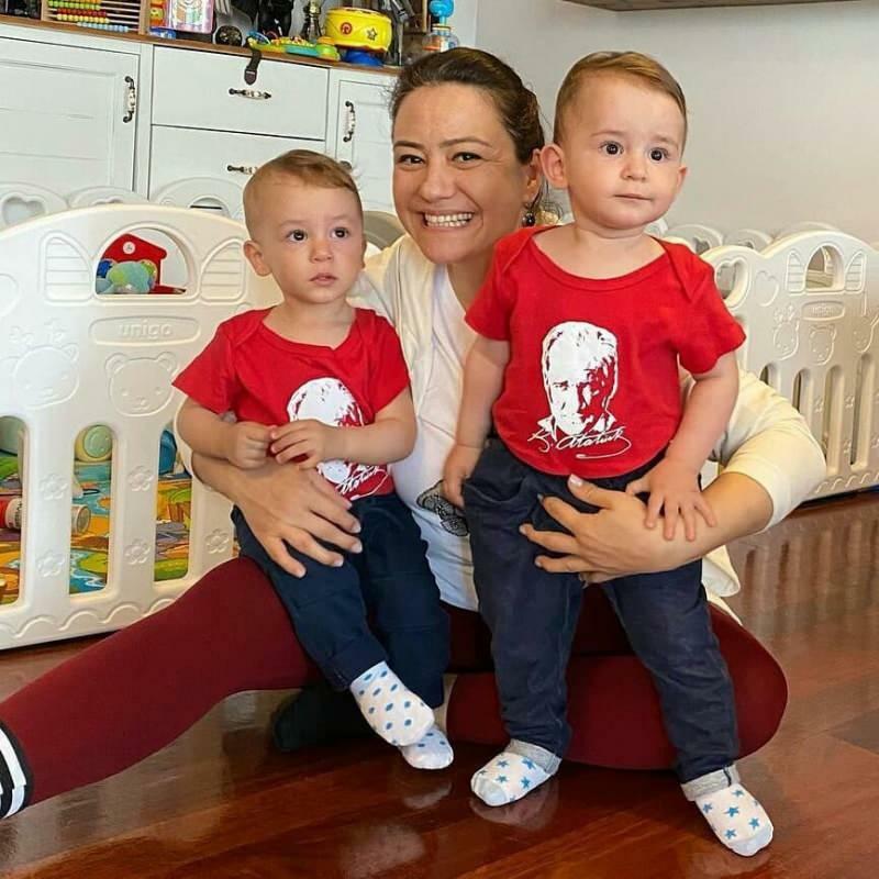 प्रस्तुतकर्ता Ezgi Sertel का नया पोज़ उसके जुड़वा बच्चों के साथ!